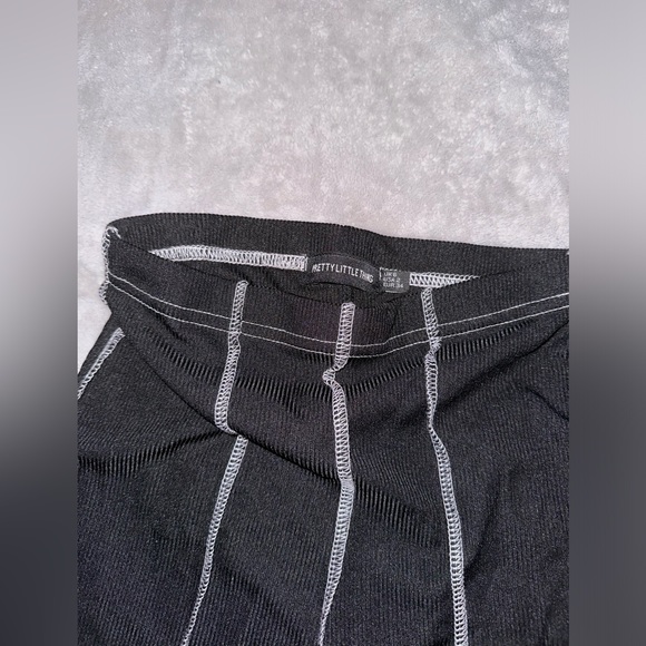 PrettyLittleThing Leggings with Cutout Ankles - Picture 4 of 4